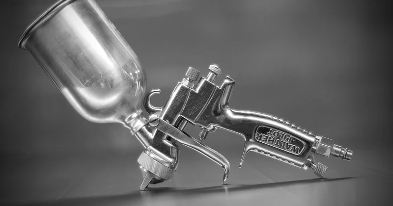 Quel pistolet pour un plafond ? Le comparatif qui compte vraiment