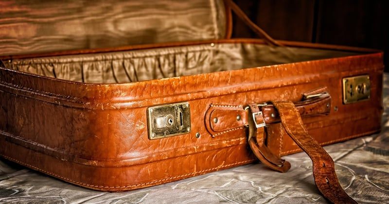 Urne mariage valise 2026 : l’accessoire chic et nomade pour vos invités