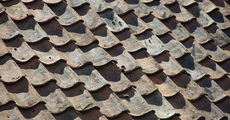 Tuiles poreuses : pourquoi elles sont incontournables pour votre toiture