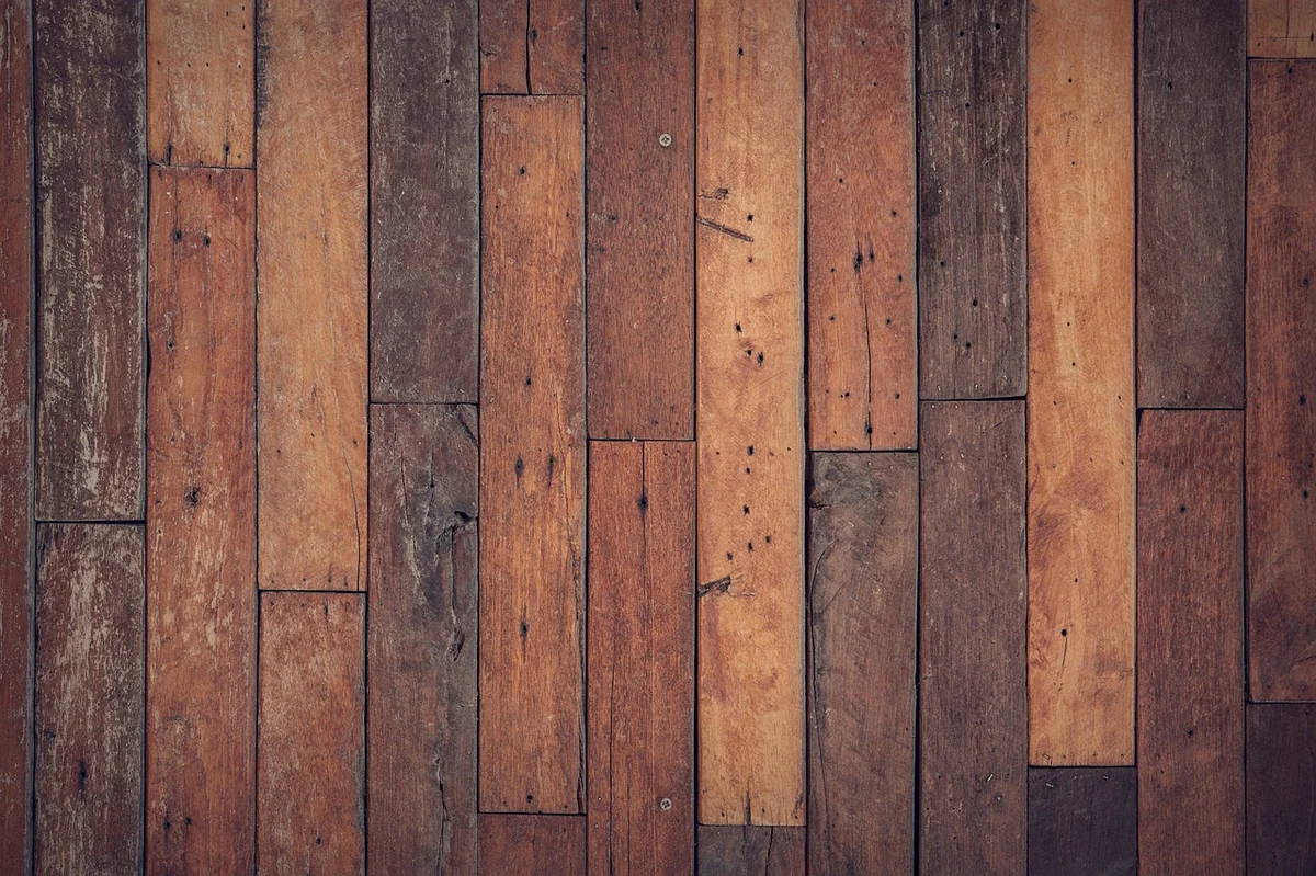 Comment rattraper le niveau d'un plancher en bois en 2026 : guide pratique et astuces